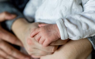 Razumevanje stilov navezanosti: Kaj so in kako vplivajo na naše odnose